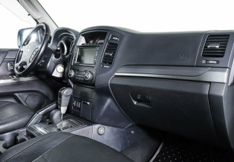 Подержанный автомобиль Mitsubishi Pajero 2012 года (9 фото)