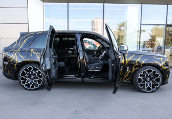 Подержанный автомобиль Rolls-Royce Cullinan 2019 года (34 фото)