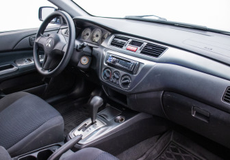 Подержанный автомобиль Mitsubishi Lancer Sedan 2006 года (10 фото)