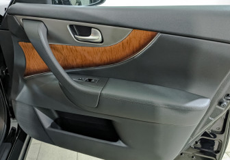 Подержанный автомобиль Infiniti QX70 2014 года (25 фото)