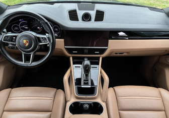 Подержанный автомобиль Porsche Cayenne 2020 года (12 фото)