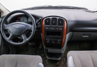 Подержанный автомобиль Chrysler Town & Country 2006 года (14 фото)