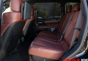 Подержанный автомобиль Lexus LX 2018 года (8 фото)