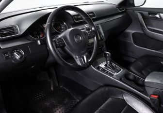 Подержанный автомобиль Volkswagen Passat Sedan 2011 года (15 фото)