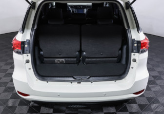 Подержанный автомобиль Toyota Fortuner 2022 года (10 фото)