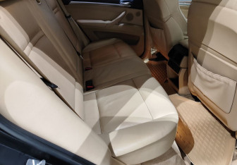 Подержанный автомобиль BMW X5 2011 года (11 фото)