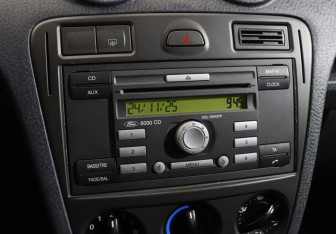 Подержанный автомобиль Ford Fusion 2006 года (14 фото)