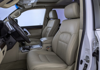 Подержанный автомобиль Toyota Land Cruiser Suv 2016 года (20 фото)