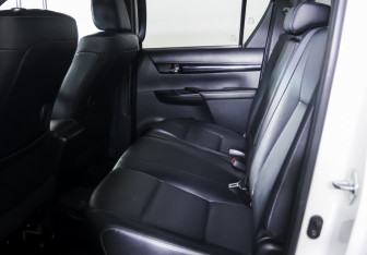 Подержанный автомобиль Toyota Hilux 2020 года (11 фото)