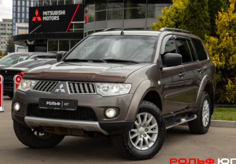 Подержанный автомобиль Mitsubishi Pajero Sport 2011 года (21 фото)