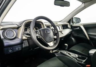 Подержанный автомобиль Toyota RAV4 2014 года (6 фото)