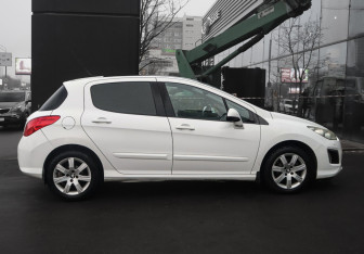 Подержанный автомобиль Peugeot 308 Hatchback 2012 года (4 фото)