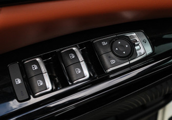 Подержанный автомобиль Kia Carnival 2022 года (16 фото)