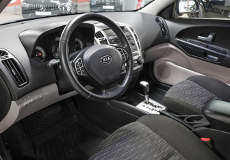 Подержанный автомобиль Kia Ceed Hatchback 2009 года (16 фото)
