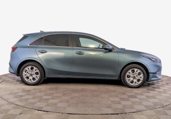 Подержанный автомобиль Kia Ceed Hatchback 2022 года (4 фото)