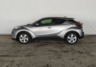 Подержанный автомобиль Toyota C-HR 2019 года (8 фото)