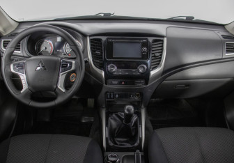 Подержанный автомобиль Mitsubishi L200 2017 года (11 фото)
