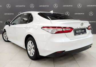 Подержанный автомобиль Toyota Camry Sedan 2019 года (7 фото)