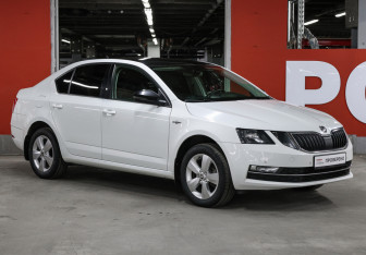 Подержанный автомобиль Skoda Octavia Liftback 2019 года (3 фото)
