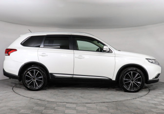 Подержанный автомобиль Mitsubishi Outlander 2016 года (4 фото)