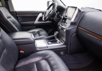 Подержанный автомобиль Toyota Land Cruiser Suv 2017 года (9 фото)