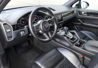 Подержанный автомобиль Porsche Cayenne 2018 года (15 фото)