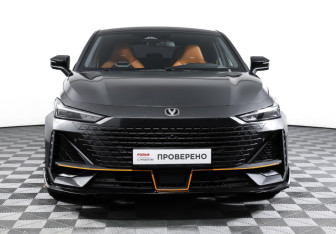 Подержанный автомобиль Changan UNI-V 2023 года (2 фото)