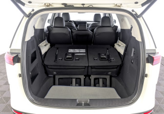 Подержанный автомобиль Kia Carnival 2022 года (10 фото)