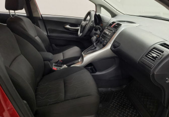 Подержанный автомобиль Toyota Auris Hatchback 2011 года (9 фото)