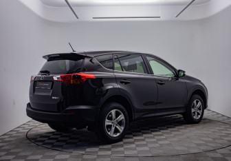 Подержанный автомобиль Toyota RAV4 2015 года (5 фото)