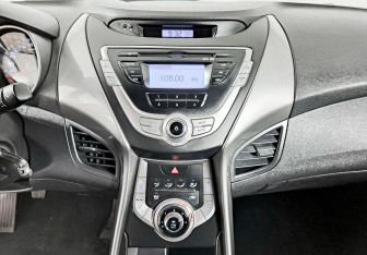 Подержанный автомобиль Hyundai Elantra Sedan 2013 года (10 фото)