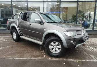 Подержанный автомобиль Mitsubishi L200 2011 года (3 фото)