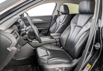 Подержанный автомобиль Hongqi H5 2022 года (19 фото)