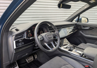 Подержанный автомобиль Audi Q7 2022 года (16 фото)