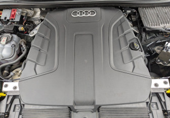 Подержанный автомобиль Audi Q8 2021 года (9 фото)