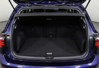Подержанный автомобиль Volkswagen Golf Hatchback 2021 года (19 фото)