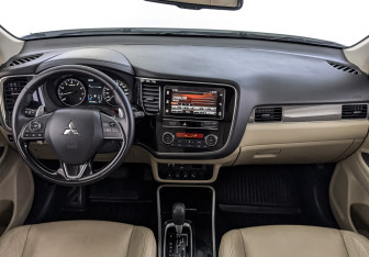 Подержанный автомобиль Mitsubishi Outlander 2019 года (14 фото)