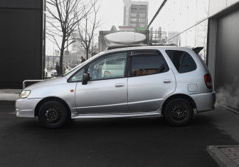 Подержанный автомобиль Toyota Corolla Spacio 2000 года (8 фото)