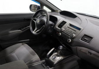 Подержанный автомобиль Honda Civic Sedan 2007 года (10 фото)