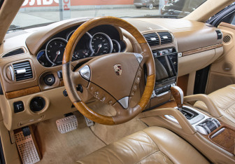 Подержанный автомобиль Porsche Cayenne 2006 года (16 фото)