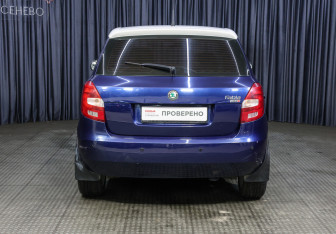 Подержанный автомобиль Skoda Fabia Hatchback 2010 года (6 фото)