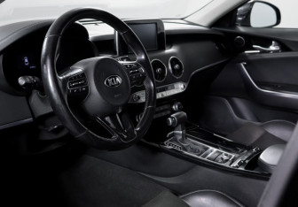 Подержанный автомобиль Kia Stinger 2018 года (14 фото)