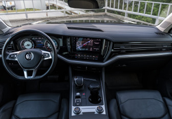 Подержанный автомобиль Volkswagen Touareg 2020 года (12 фото)