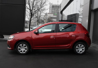 Подержанный автомобиль Renault Sandero 2018 года (8 фото)