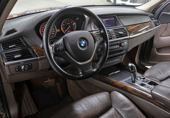 Подержанный автомобиль BMW X5 2011 года (15 фото)