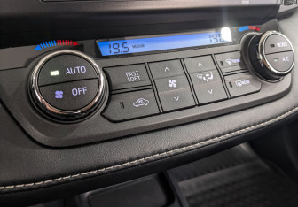 Подержанный автомобиль Toyota RAV4 2017 года (21 фото)