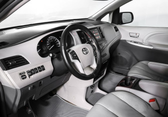 Подержанный автомобиль Toyota Sienna 2013 года (4 фото)