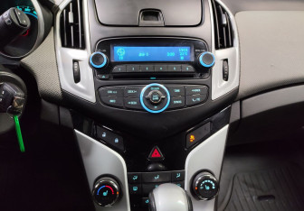 Подержанный автомобиль Chevrolet Cruze Hatchback 2014 года (17 фото)