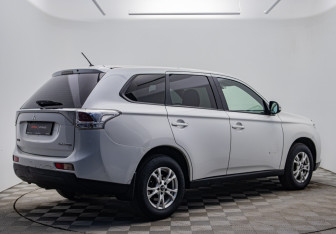Подержанный автомобиль Mitsubishi Outlander 2012 года (5 фото)