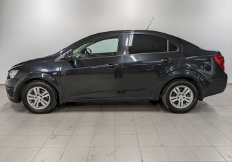 Подержанный автомобиль Chevrolet Aveo Sedan 2015 года (8 фото)